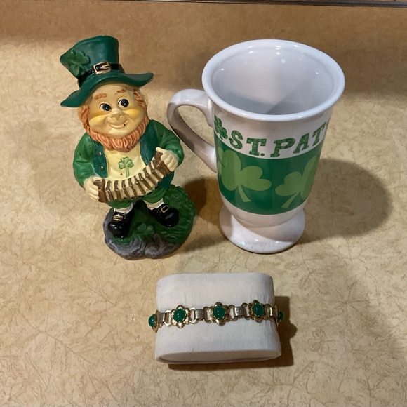 St. Patrick’s Day: mug, leprechaun, ngold plated/tone bracelet with green stone. - Picture 1 of 9